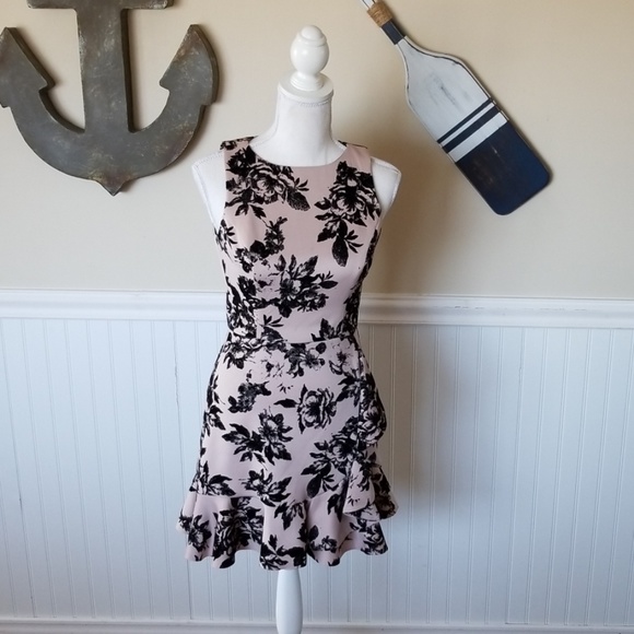 Design Lab Lord & Taylor Dresses & Skirts - Amazing cocktail dress